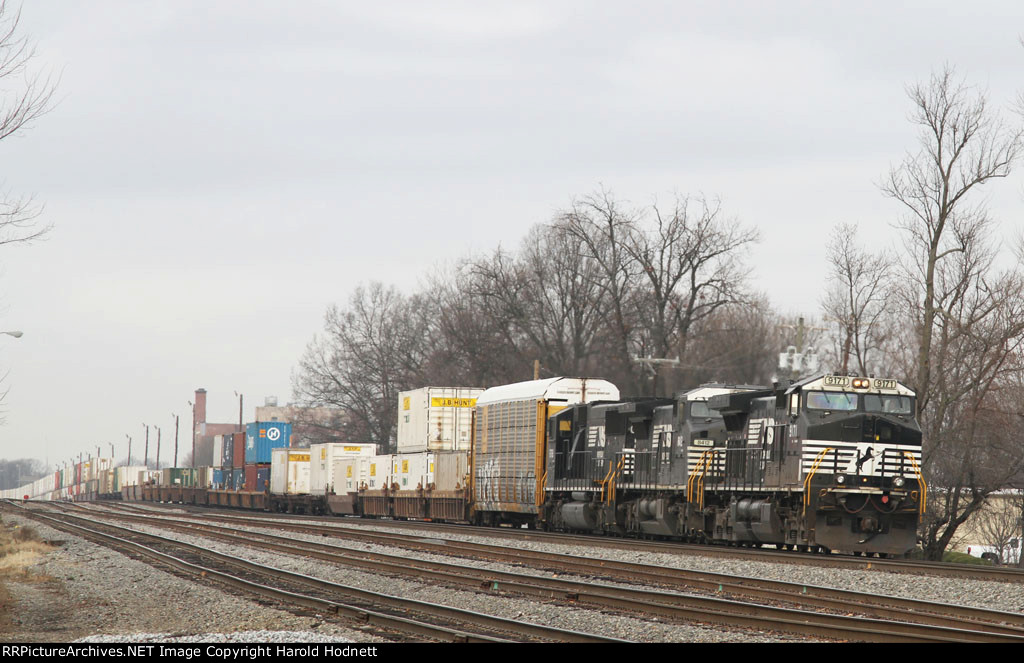 NS 9171 leads train 214 northbound